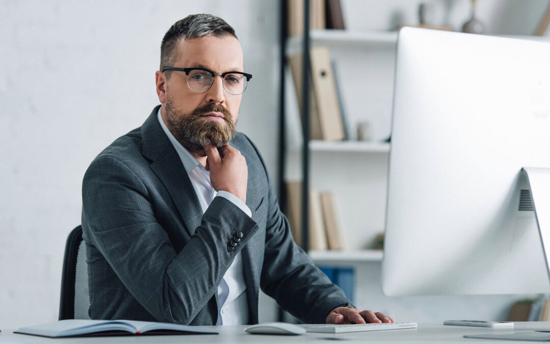 Okulary do pracy przy komputerze – jakie wybrać do pracy biurowej?